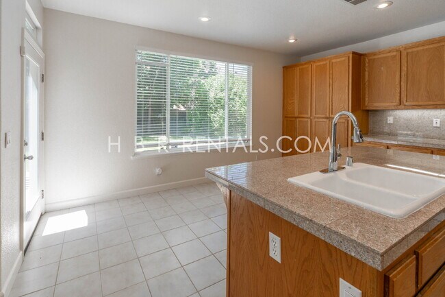 Photo - 483 Summer Ln