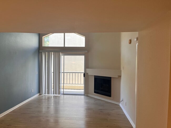 Photo - 2 Bedroom 2 Bathroom Plus Loft in Prime Woodland Hills Unidad 312