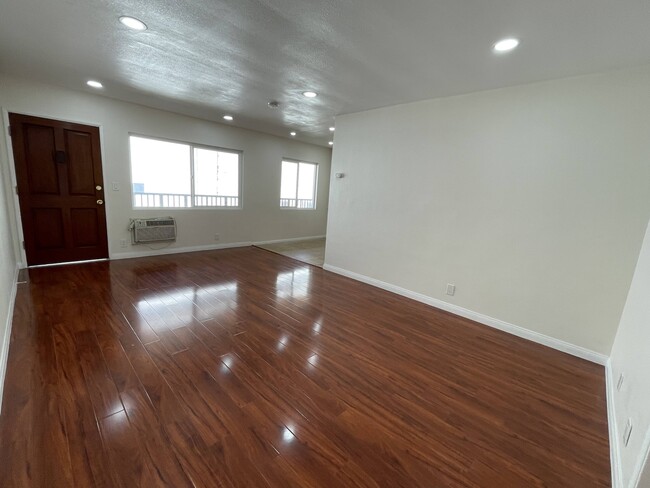 living room - 1056 Elm Ave Apartments Unit 6