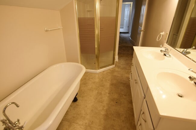 Photo - 680-684 Hamlet St