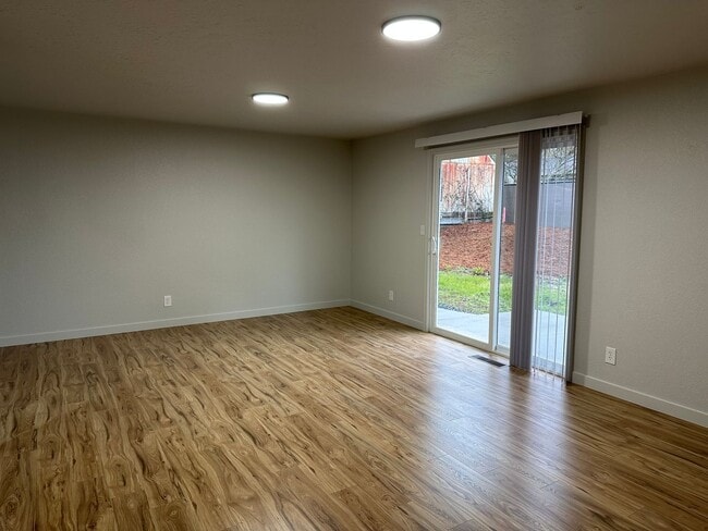 Photo - Myrtle Creek 3 bedroom home with 1 car garage