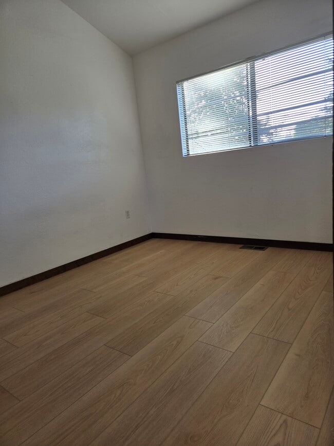 Building Photo - 2124 5th Ave Unit Apt B