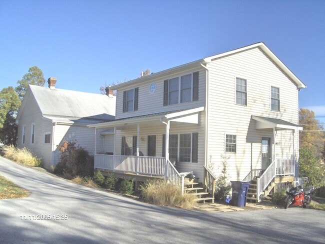 Building Photo - 3 Bedroom 1 Bath Duplex Rental