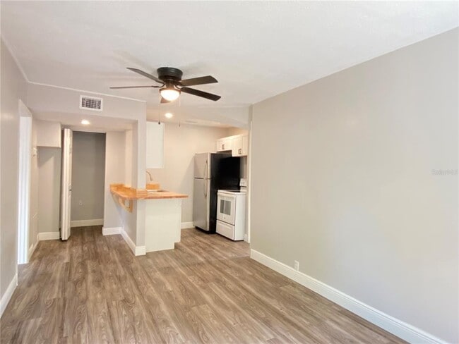 Photo - 225 E 5th St