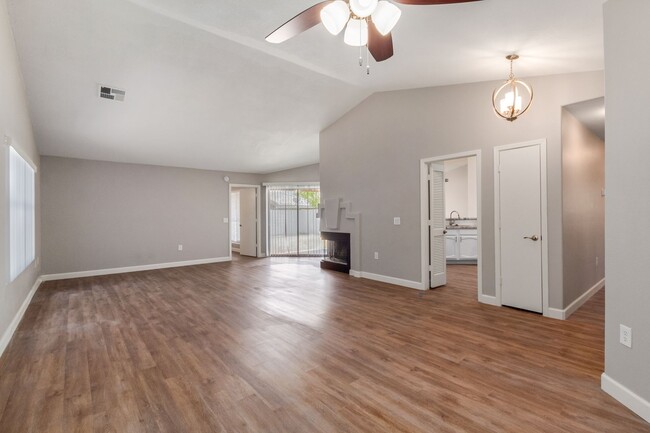 Gorgeous 3 bed 2 bath home in convenient C... - Gorgeous 3 bed 2 bath home in convenient C...