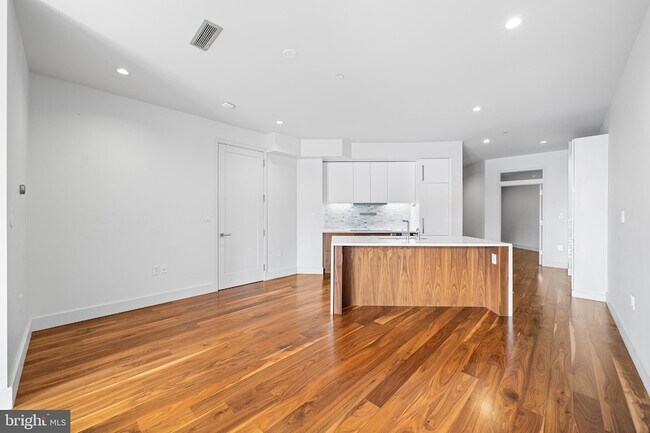 621-23 S 24th St Unit 208