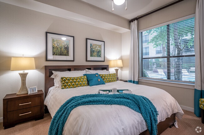 1BR, 1BA - 755SF - 2900 West Dallas