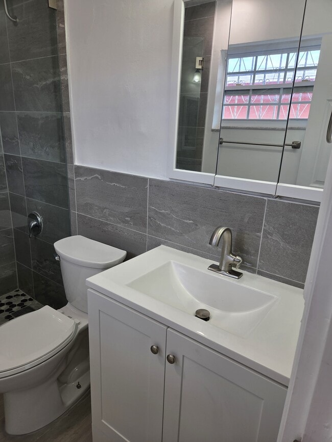 Photo - 448 E 40th St Unidad Efficiency