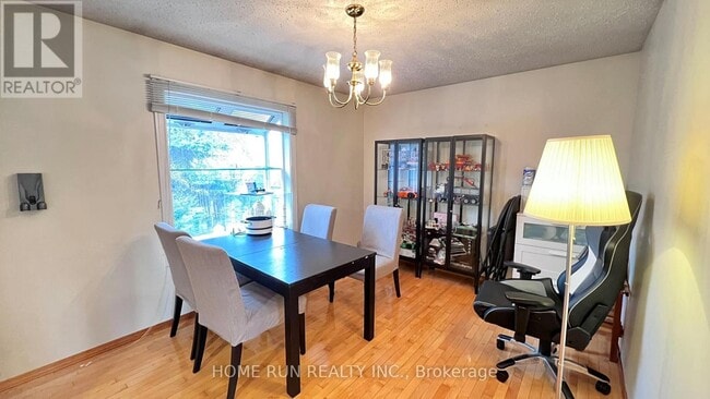 Photo - 960 Cahill Dr W