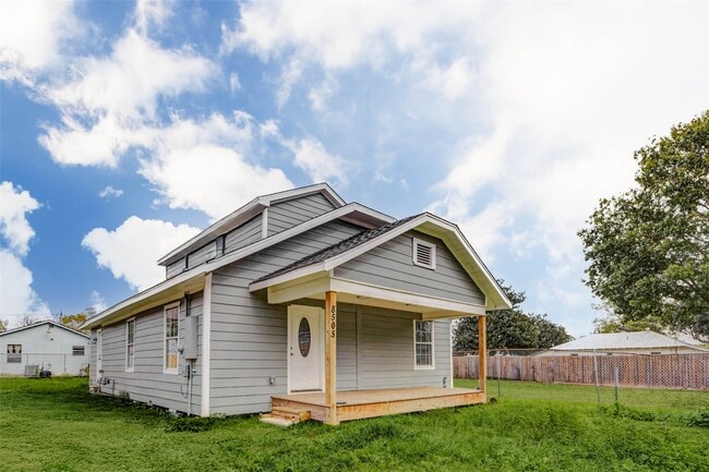 Photo - 8505 Denby St