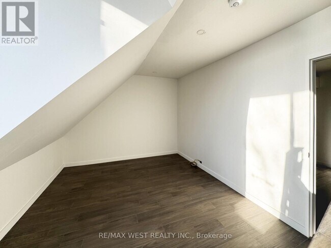 Photo - 436 Markham St