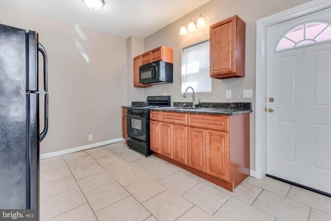 Building Photo - 104 Evesham Ave W Unit A