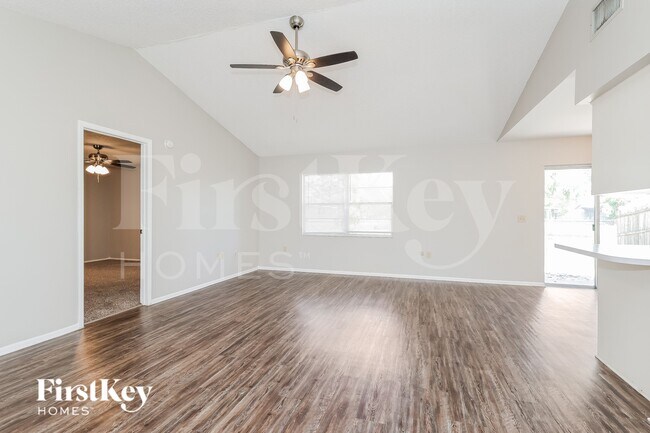 Photo - 1095 Sunshine Way SW