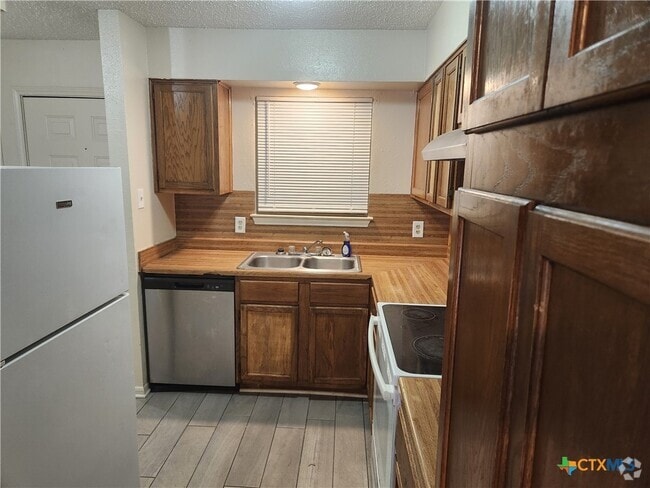 Building Photo - 812 Ticonderoga Dr Rental