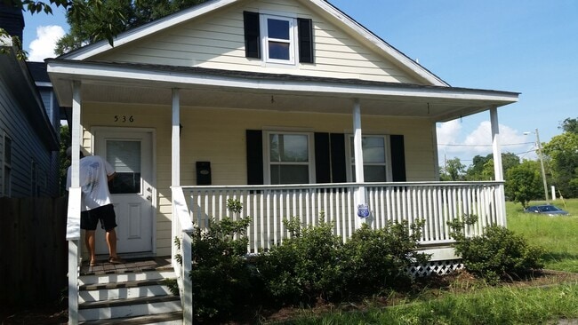 Building Photo - Cute house in downtown.