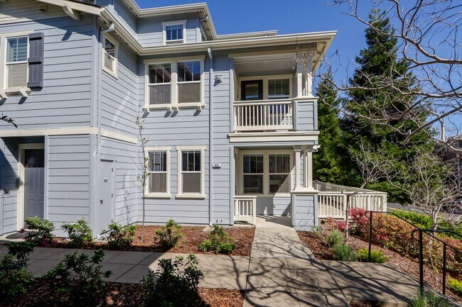 Photo - 3 Bed / 2.5 Bath beautiful end unit townhome with tons of upgrades. YouTube Tour!!