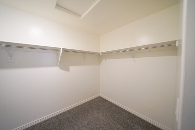 Building Photo - Spacious Townhome for Rent – Prime Location!