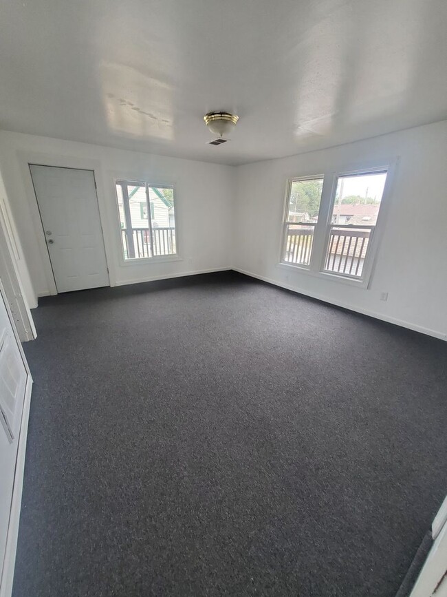 Building Photo - 1027 Albert St Rental