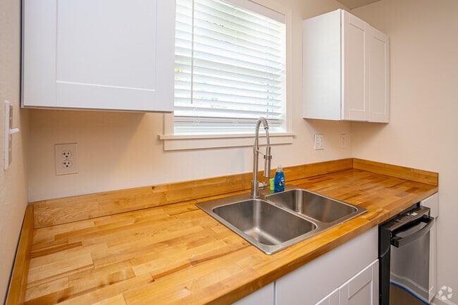 2BR, 1BA - 756SF - Willow View II Apartments