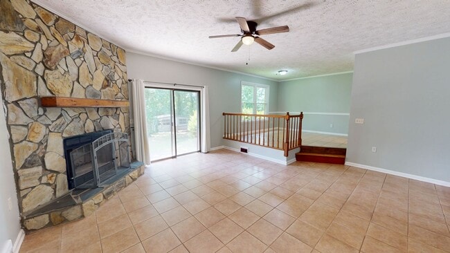 Photo - Charming 3 bedroom / 2 bathroom home with large fenced backyard near shopping & Fort Bragg!