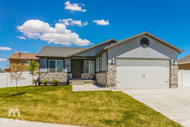 Building Photo - 2251 E Maple Dr