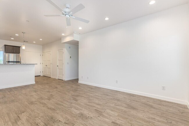 Photo - 2063 E Lemon St Unidad 1004