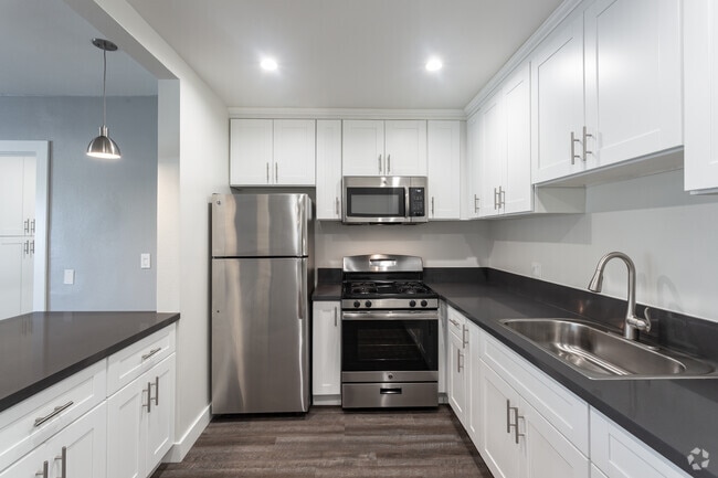 2BR, 1BA - 875 SF - #210