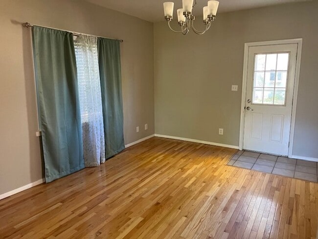 Building Photo - Old Town Updated 3 bed home w detached garage