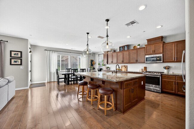 Photo - 450 Syracuse Ln