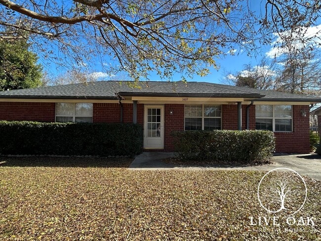 Photo - MOVE IN SPECIAL: $500 OFF 1ST MONTH'S RENT!**