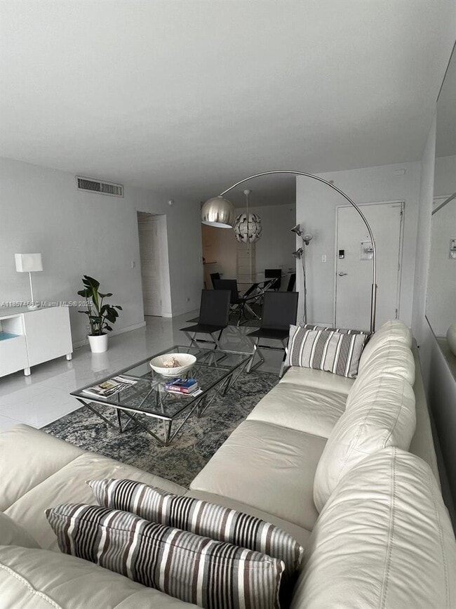 Photo - 5601 Collins Ave Unidad 1115