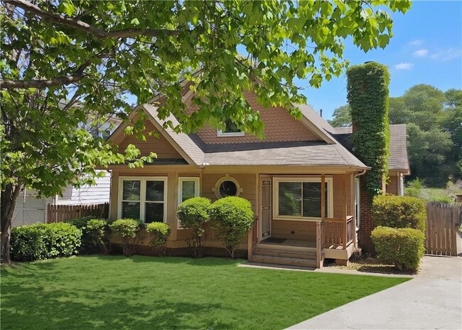 Building Photo - 957 Oak St SW