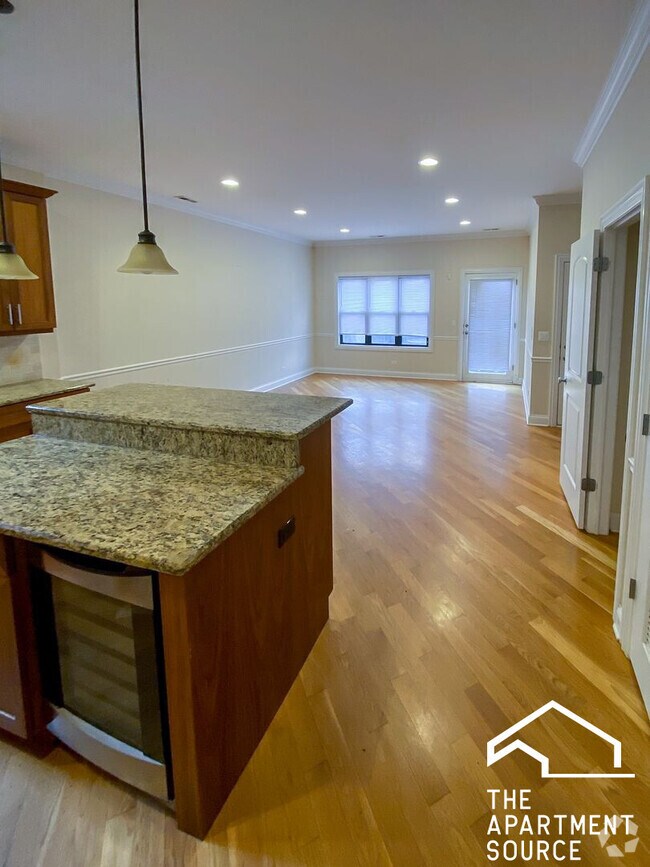Building Photo - 3231 N Kenmore Ave Unit 1 Rental