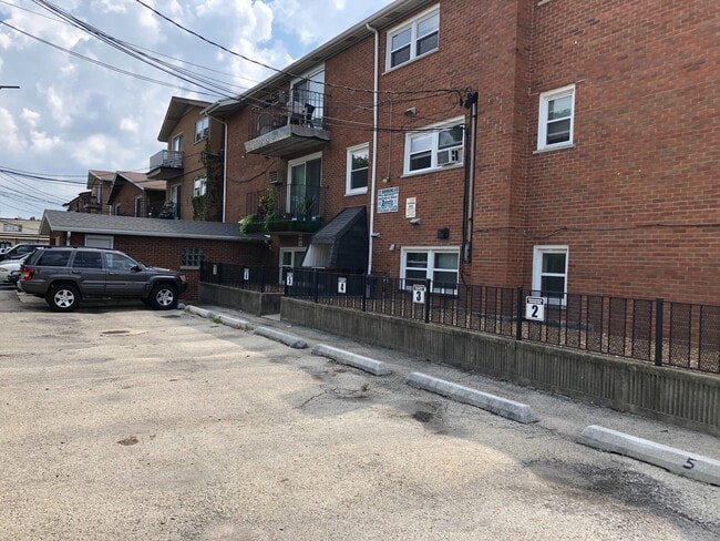 Building Photo - 6324 W 63rd St Unit 4