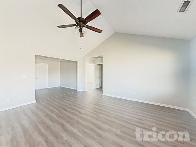 Photo - 901 Laramie Ct