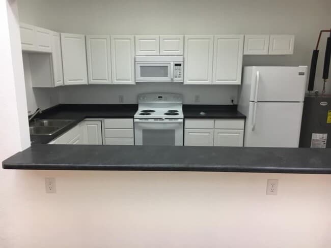 Building Photo - 208 Center St