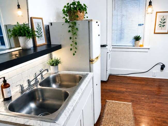 Photo - 199 Spring St Unidad B2 (furnished studio)