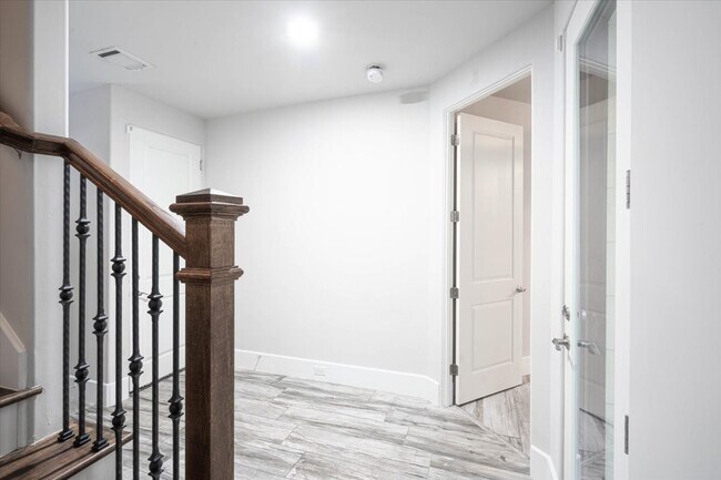 Photo - 5648 Larkin St