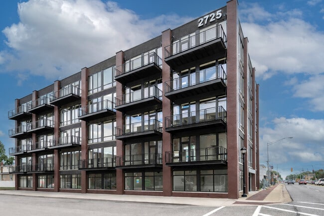 Building Photo - 2725 N Thatcher Ave Unit 404