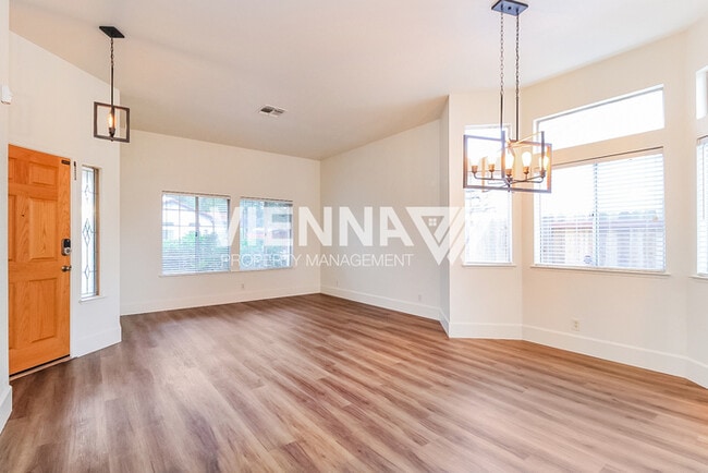 Photo - 1418 Lorimer Way