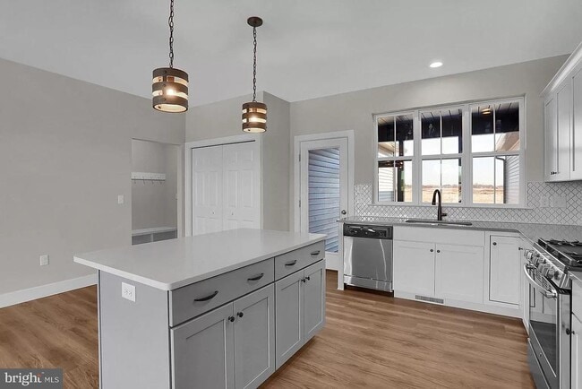 Building Photo - 121 Despina Dr