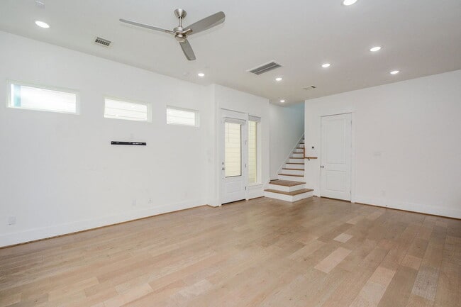 Photo - 310 Cyclamen St