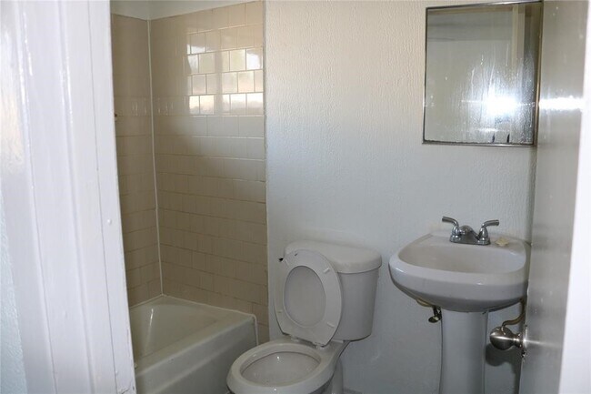 Photo - 5405 Suez St