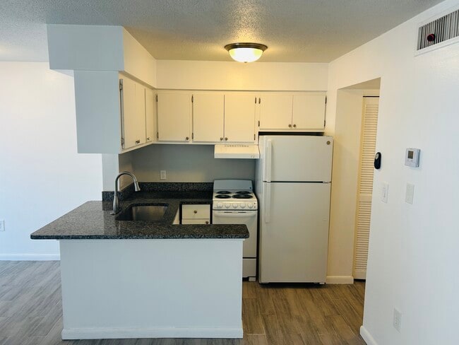 Photo - 4035 S School Ave Unidad C3