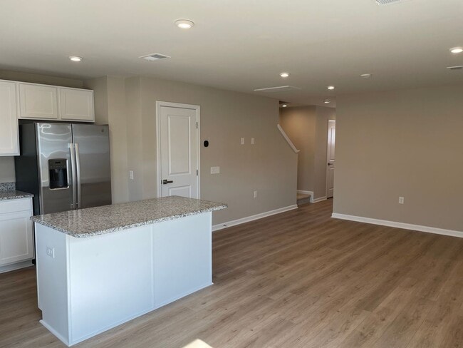 Photo - 3005 Edgemead Cir NW