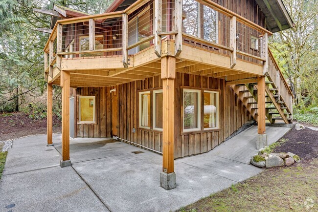 Building Photo - Private Woodsy Home