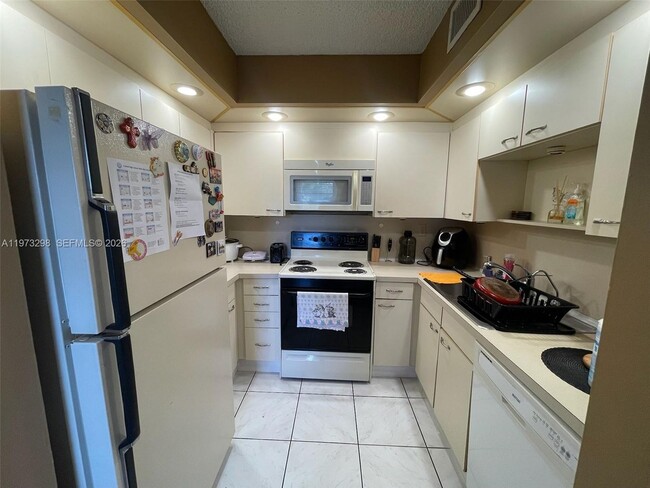 Building Photo - 9010 SW 125th Ave