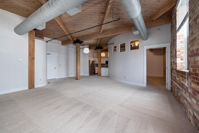 Photo - 940 Monroe Ave NW