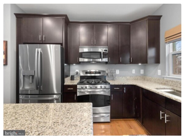 Photo - 5815 Lustine St