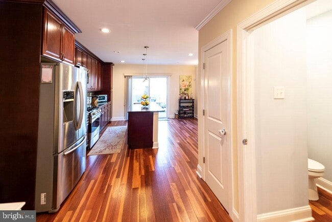 Photo - 2107 Carpenter St